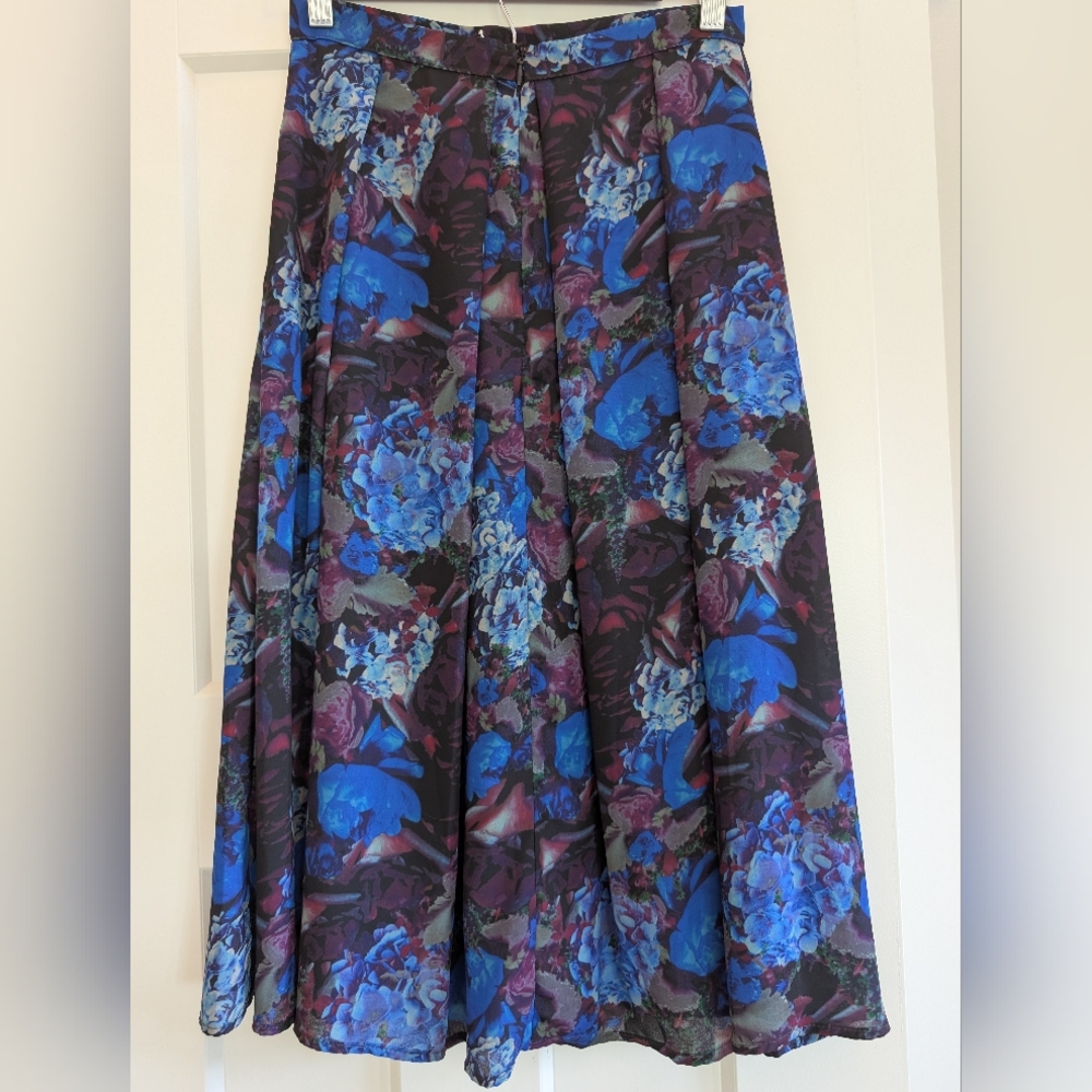 Eight Sixty Floral Blue and Purple Women's Skirt sz. XS